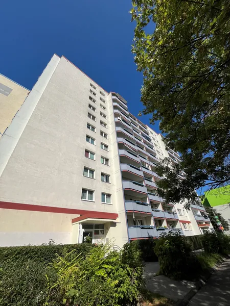 Top sanierte 4-Zimmer-Wohnung mit Balkon – moderner Wohnkomfort für die ganze Familie! — photo 1